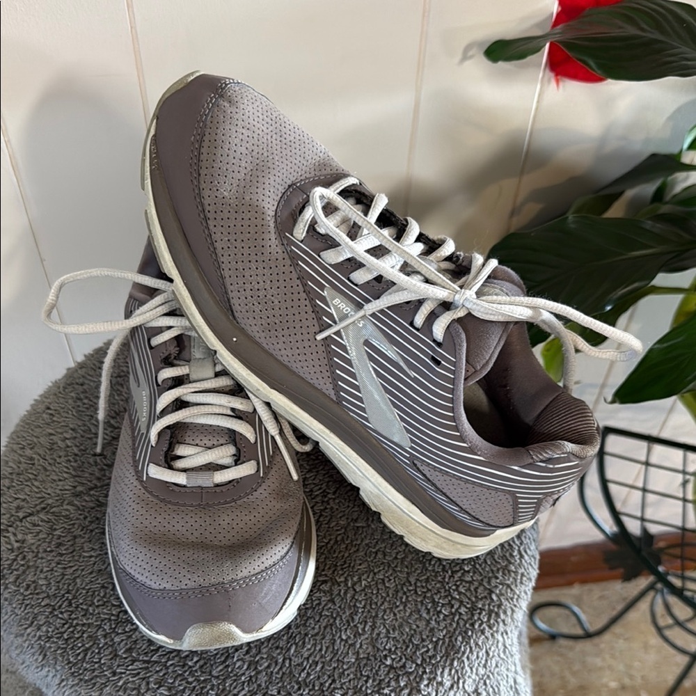 Brooks Men's Gray Running Shoes